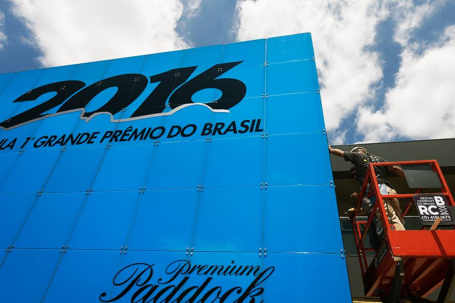 Operário trabalha nos preparativos do Grande Premio do Brasil de Formula 1 2016 no Autódromo de Interlagos