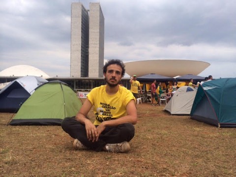 Renan Santos, do Movimento Brasil Livre, neste domingo, no acampamento em favor do impeachment. Atrás, a concha da Câmara dos Deputados