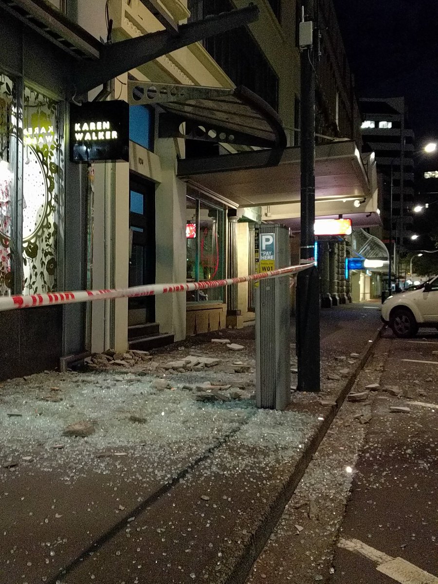Danos em lojas na Wakefield Street, em Wellington, após terremoto atingir Nova Zelândia