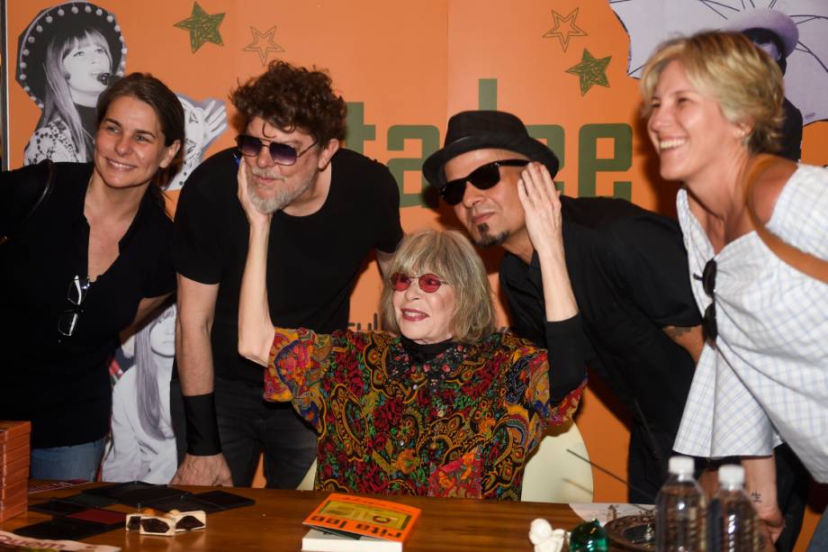 Os membros do Titãs, Sérgio Britto e Branco Mello, foram atrás de um autógrafo de Rita Lee, e saíram com o título de "melhor banda de todos os tempos", segundo a cantora.