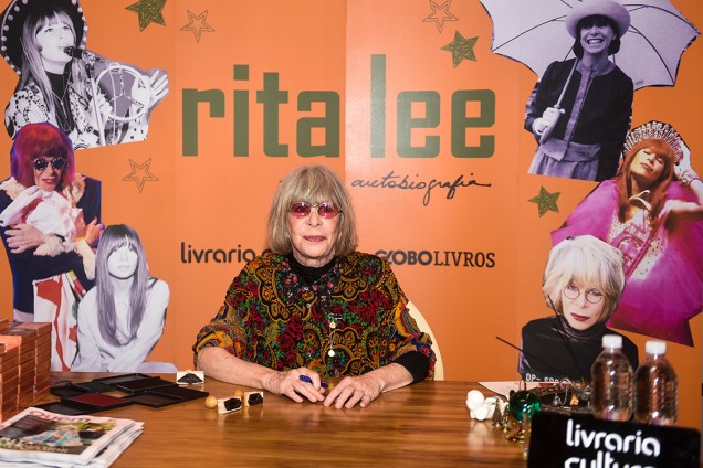 Evento de lançamento de autobiografia de Rita Lee reuniu fãs acampados, celebridades e pedido de casamento