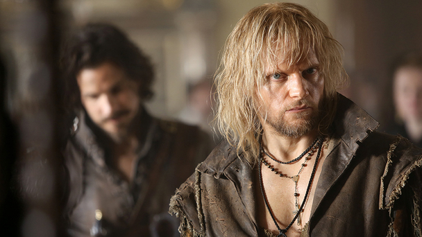 Warren como Rochefort em 'The Musketeers' (Fotos: BBC)
