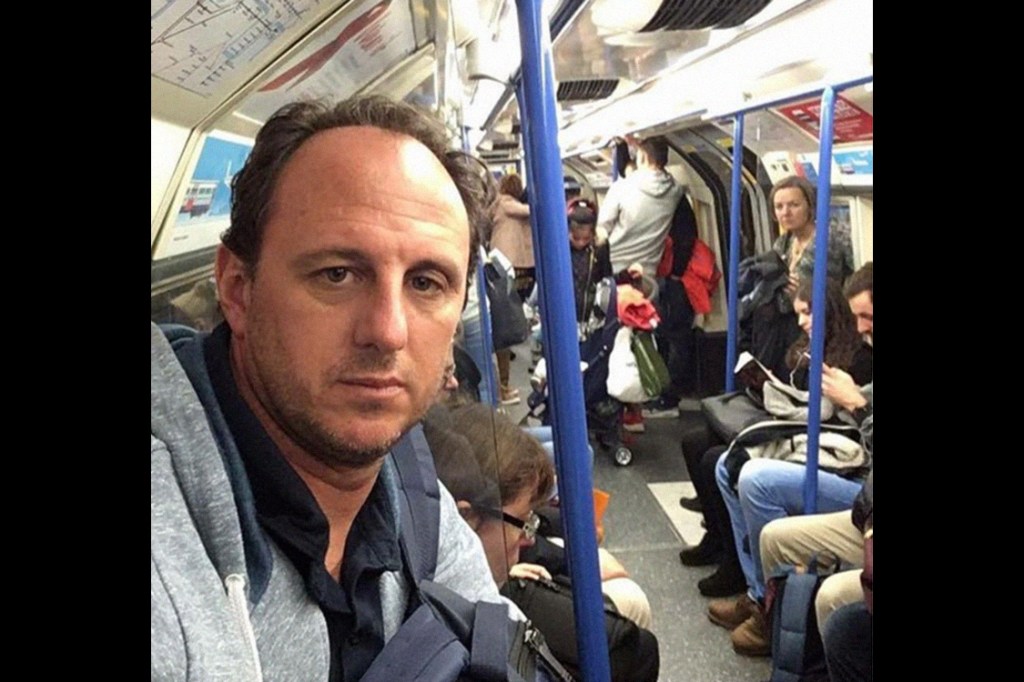Rogério Ceni posta foto no Instagram andando no metrô de Londres