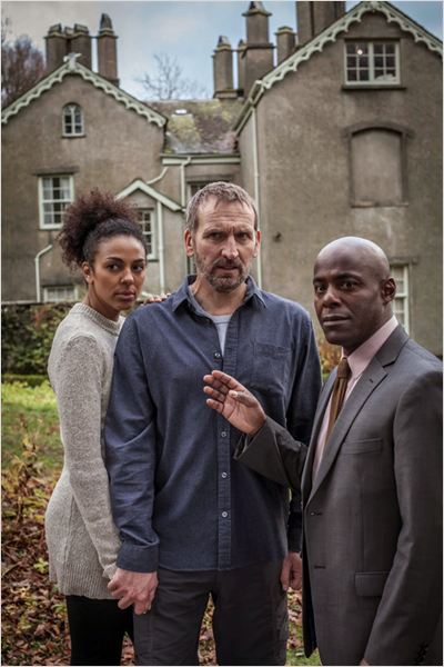 (E-D) Marsha Thomason, Christopher Eccleston e Paterson Joseph na primeira temporada de 'Safe House' (Foto: ITV/Arquivo)
