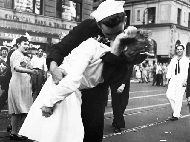 O marinheiro George Mendonsa beija a enfermeira Greta Friedman na Times Square, em Nova York, em celebração ao fim da Segunda Guerra, em agosto de 1945