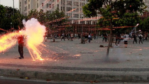 Momento em que Santiago Andrade &eacute; atingido: como confundir o artefato com bomba de g&aacute;s?