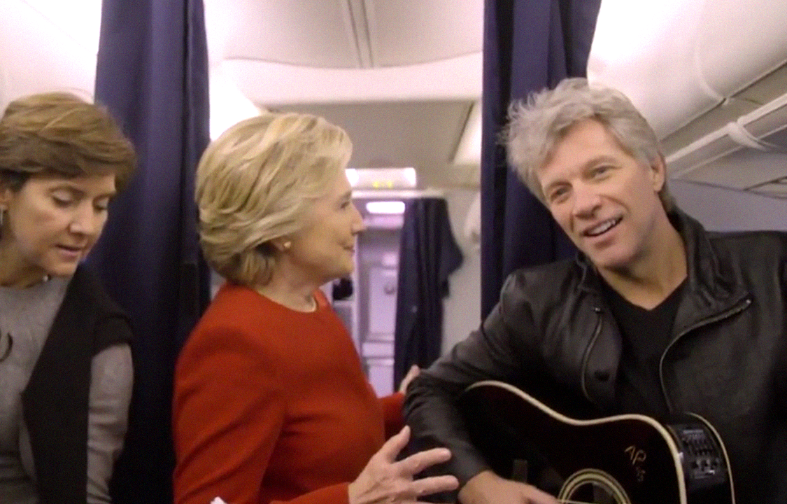 Hillary Clinton faz campanha junto com Bon Jovi para incentivar americanos a votarem