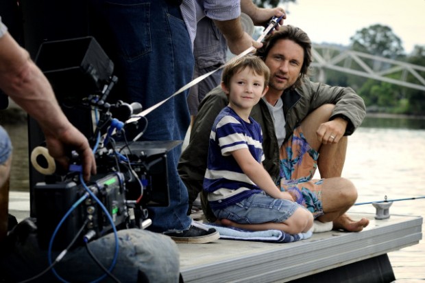 Hunter Stratton Boland e Martin Henderson nos bastidores de 'Secret and Lies', versão original (Foto)