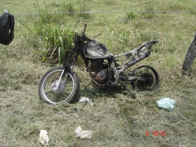 Infra-estrutura da fazenda destruída: nem a motocicleta escapou