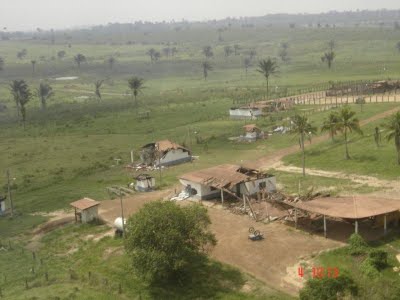 Vista área da destruição da infra-estrutura da fazenda