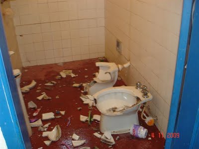 Destruição do banheiro da casa de um outro trabalhador