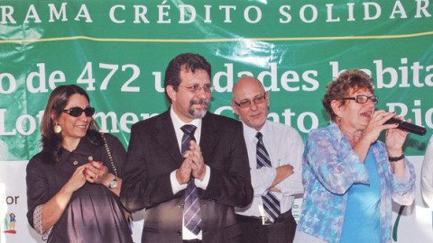 Dalva Sele, o então secretário de Desenvolvimento Urbano da Bahia, Afonso Florence, e a deputada estadual Maria Del Carmen durante cerimônia para lançar um conjunto habitacional destinado a famílias carentes, em 2007 (VEJA)