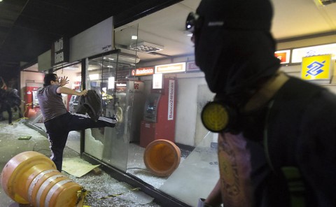Bandido ataca terminais de banco no terminal D. Pedro (Marlene Bergamo - Folhapress)