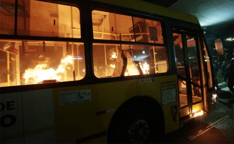 ônibus é incendiado no terminal D. Pedro. Isso é manifestação política (Fábio Braga/Folhapres)
