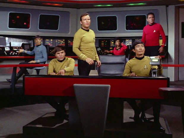 (E-D) Leonard Nimoy, Walter Koenig, William Shatner, Nichelle Nichols, George Takei e James Doohan em cena de 'O Cérebro de Spock' (Foto: CBS/Arquivo)