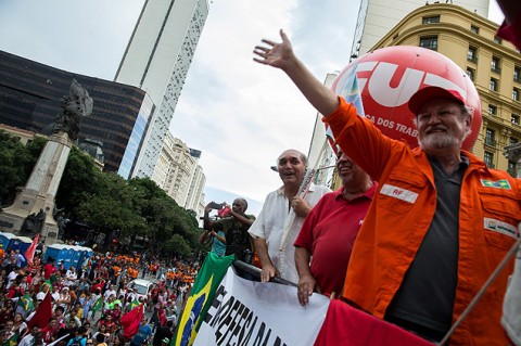 João Pedro Stedile no "protesto a favor" do Rio: libre da maldição bíblica de suar para ganhar o pão, ele ri à-toa
