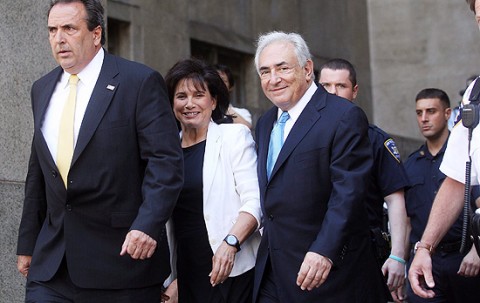 Ex-diretor do FMI Dominique Strauss-Kahn deixa corte de NY ao lado da mulher; ele foi libertado sem fiança, em foto de Mario Tama, da France Presse