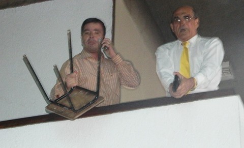 subsecretário de arma na mão