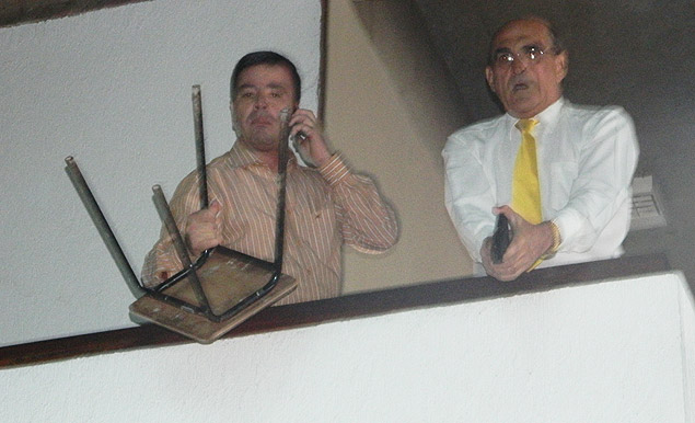 subsecretário de arma na mão