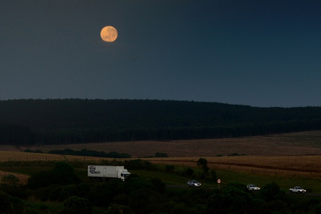 Lua vista de Passo Fundo (RS), na amanhecer desta segunda-feira (14).  O céu será iluminado pela maior Superlua desde 1948.