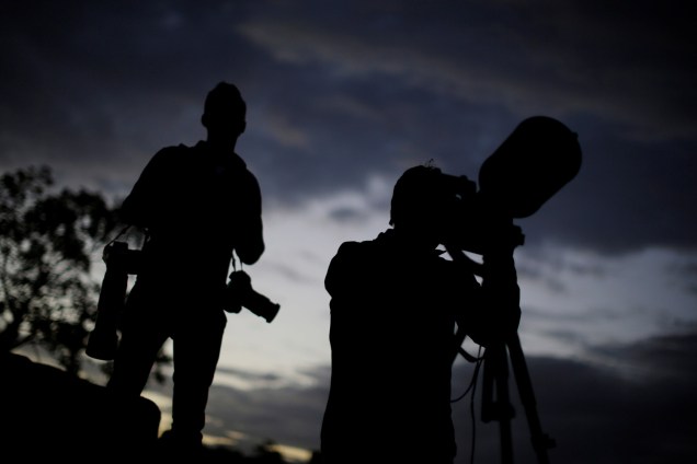 Fotógrafos aguardam a Superlua no pôr do sol em Sidney, na Austrália, nesta segunda (14)