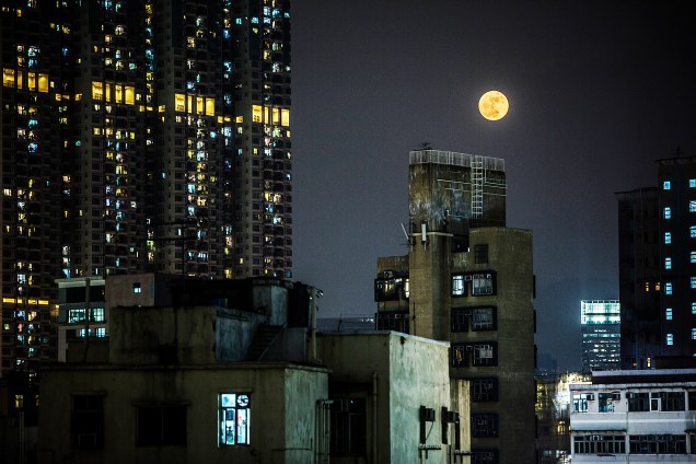 Super Lua vista no céu de Hong Kong, na China