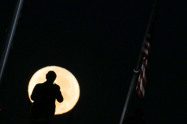 Homem fotografa Super Lua em Washington - 14/11/2016