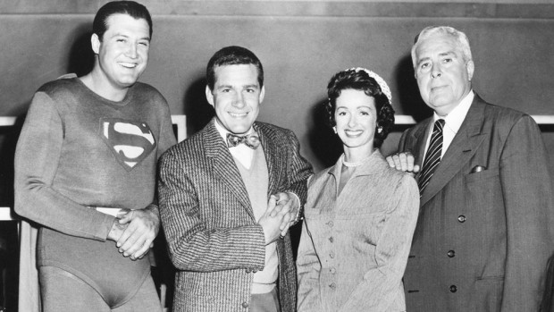(E-D) George Reeves, Jack Larsen (Jimmy Olsen), Noel Neil e  John Hamilton (Perry White) em 'As Aventuras do Superman'