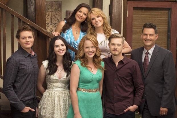 (E-D) Sean Berdy, Vanessa Marano, Constance Marie, Katie Leclerc, Lea Thompson, Lucas Grabeel e D.W. Moffett. (Foto: Todd Wawrychuk/Freeform)