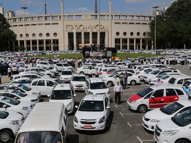 Taxistas protestam contra o Uber em frente ao est&aacute;dio do Pacaembu, em S&atilde;o Paulo (Jorge Ara&uacute;jo/ Folhapress / VEJA)