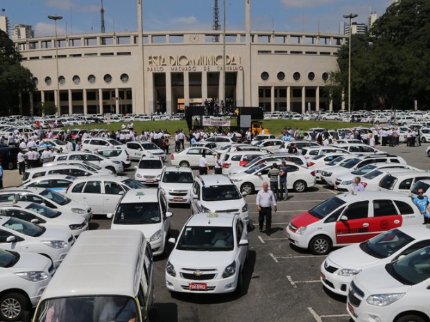 Taxistas protestam contra o Uber em frente ao estádio do Pacaembu, em São Paulo (Jorge Araújo/ Folhapress / VEJA)
