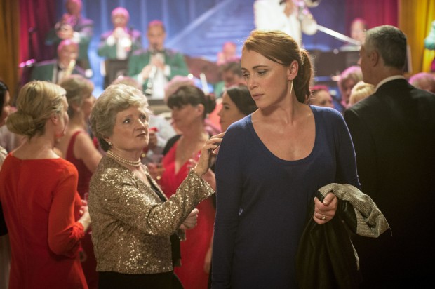 (E-D) McKenzie e Hawes como Shirley e Samantha Mollison. (Foto: Steffan Hill/Bronte Film and Television)