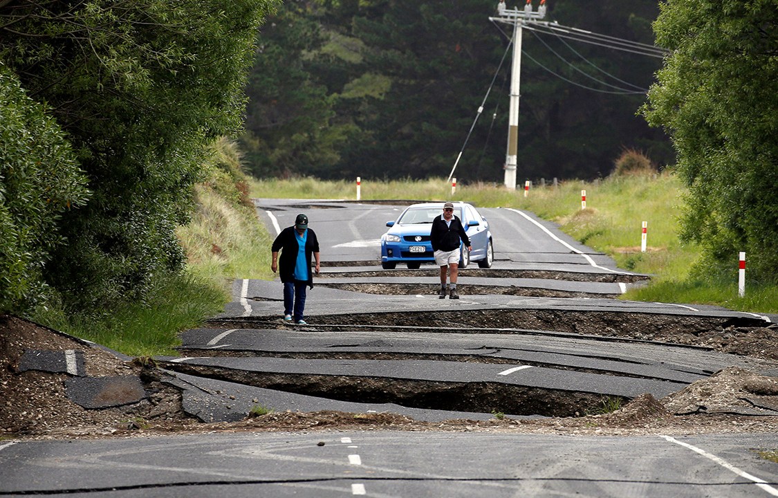 Residentes locais observam estrago causado por terremoto na cidade de Ward, localizada numa ilha ao sul da Nova Zelândia