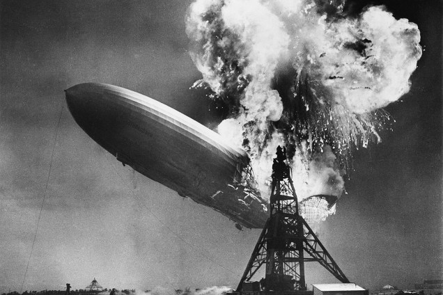 Em 6 de maio de 1937 ocorreu a explosão do Hindenburg, em Lakehurst, perto de Nova York.