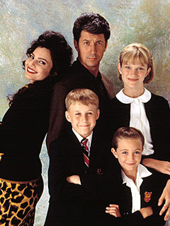 Elenco de 'The Nanny' na década de 1990. Nicholle é Maggie, a filha mais velha do Sr. Shaffield. (Foto: NBC/Arquivo)
