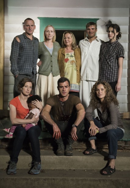Parte do elenco de 'The Leftovers' com a produtora Mimi Leder (no centro). (Foto: HBO)