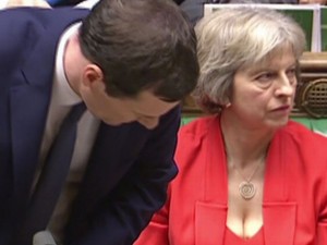 Durona e decotada: num quadro que lembra a cena final de Hamlet, Theresa May movimenta seus trunfos