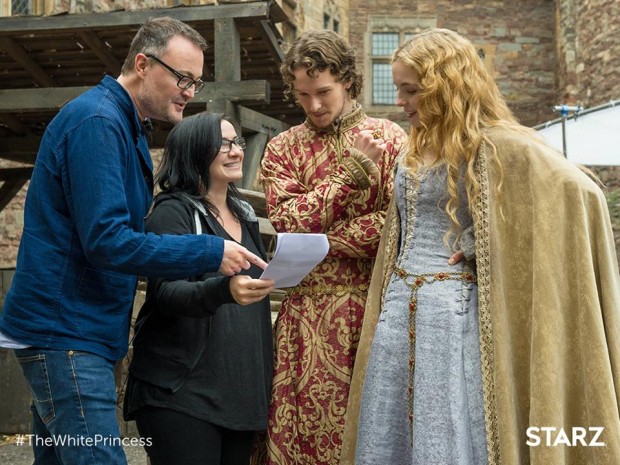 Jacob-Collins Levy e Jodie Corner, como ... e Elizabeth, nos bastidores de 'The White Princess' (Foto: Starz)