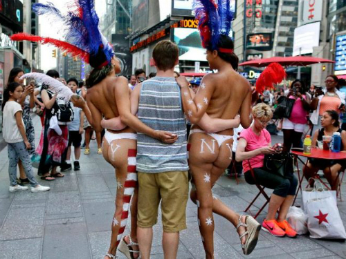 Mulheres quase sem roupas desfilam no Times Square e tiram fotos com turistas em troca de gorjetas (Foto Julie Jacobson/AP)