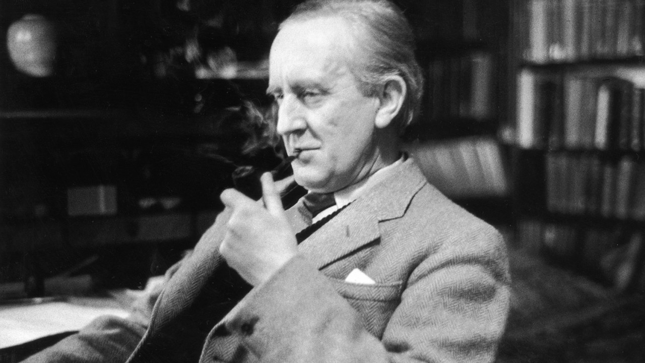 J. R. R. Tolkien, em meio aos seus livros na Merton College, em Oxford