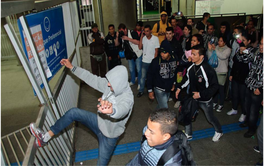 Na estação Itaquera, trabalhadores arrombam o portão para ter acesso à plataforma de trens da CPTM (Peter Leone/futura Press/Futura Press/Folhapress)