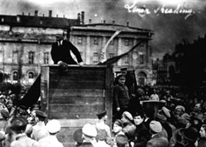 Em 1920, Lênin discursa em frente ao teatro Bolshoi, em Moscou. Fala aos soldados que vão lutar contra a Polônia. Ao lado do balcão, à sua esquerda (direita da foto), de quepe, está Trotsky. Agora vejam...