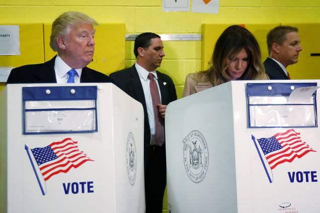 O candidato Donald Trump espia o voto de sua mulher Melania Trump equanto votam, em Nova York - 08/11/2016