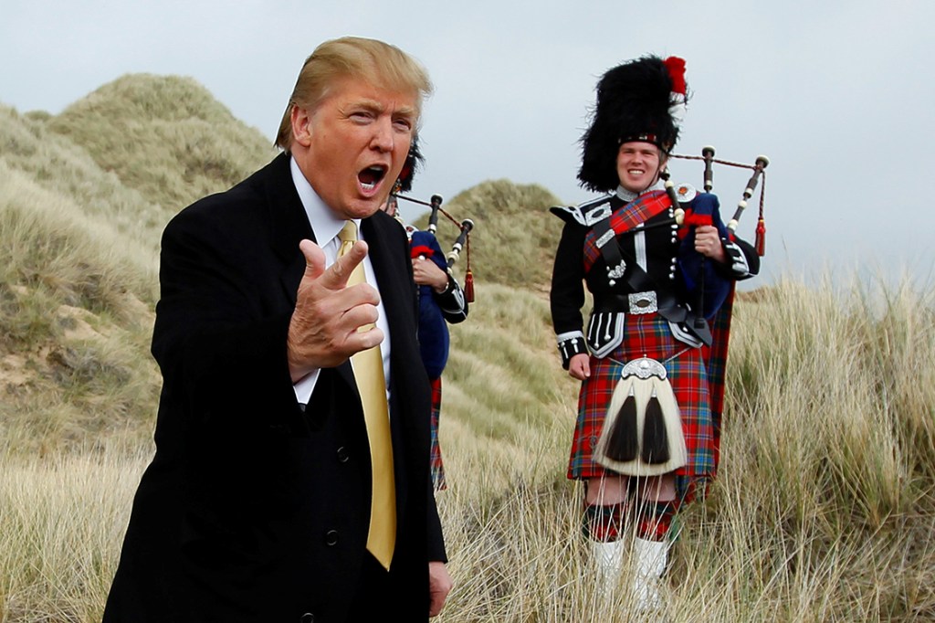Donald Trump durante visita à área que viria a se tornar mais um dos seus campos de golfe, em Aberdeen, Escócia (2011)