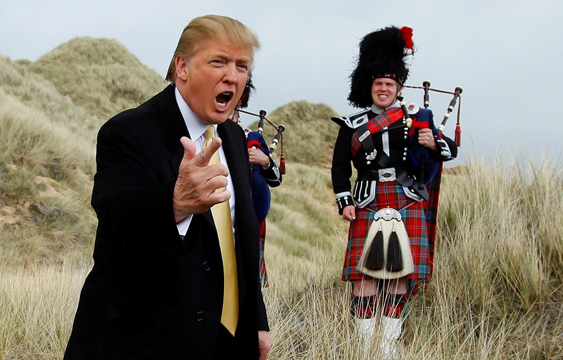 Donald Trump durante visita à área que viria a se tornar mais um dos seus campos de golfe, em Aberdeen, Escócia (2011)