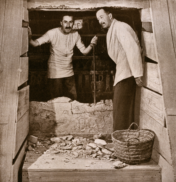 (E-D) Howard Carter e Lord Carnarvon em frente à tuba de Tutankhamun no ago de 1922 (Foto: GraphicaArtis/Getty)