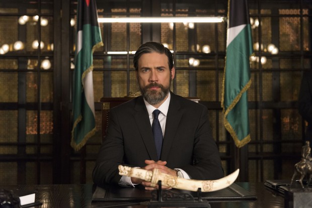 Adam Rayner em 'Tyrant' (Foto: Kata Vermes/FX)