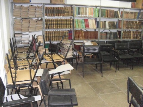 Eis a biblioteca da Escola de Belas Artes, com livros empilhados nas carteiras. Já foi assaltada duas vezes só neste ano