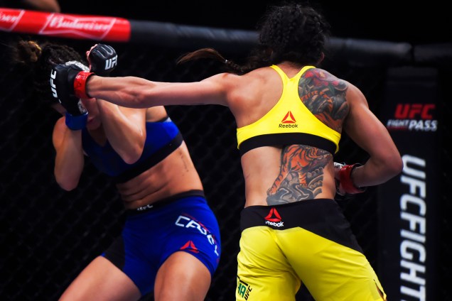 Cláudia Gadelha acerta soco em Cortney Casey,  na quarta luta do card principal do UFC Fight Night, realizado no Ginásio do Ibirapuera, em São Paulo (SP) - 19/11/2016