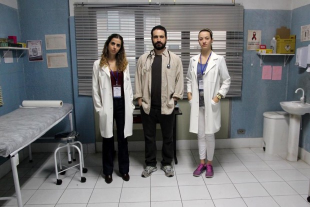 (E-D) Ana, Caco e Bianca em 'Unidade Básica' (Fotos: Universal/Divulgação)